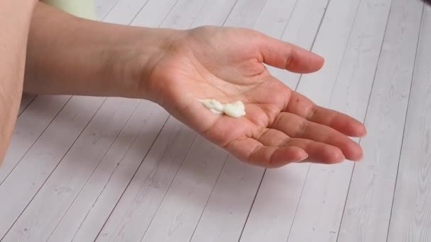 유럽 여성들은 화장품 크림을 사용하여 손에 물기를 준다. 손에 있는 크림을 빨아먹는다. — 비디오