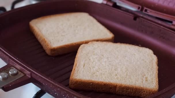 Fait maison Faire du pain grillé croustillant dans une poêle à sandwich grillée. — Video