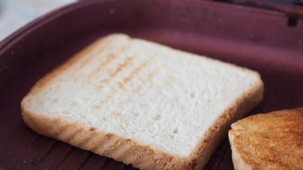 Domowej roboty Dokonywanie chrupiące chleb tosty w grillowanej patelni kanapkowej. — Wideo stockowe