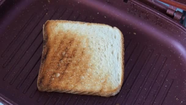 Hausgemachte Herstellung knuspriges Brot Toast in einer gegrillten Sandwichpfanne. — Stockvideo