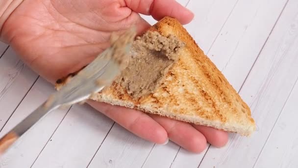 Mujer untar paté de pollo en tostadas, haciendo sándwiches para el desayuno. — Vídeos de Stock