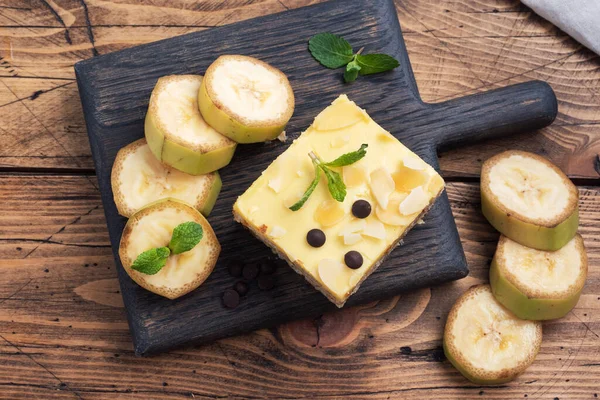 Kue Pisang Dengan Kacang Dan Tetes Coklat Makanan Penutup Yang — Stok Foto