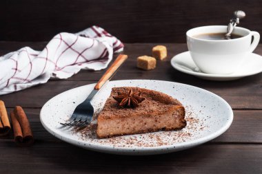 Tabakta bir dilim çikolatalı güveç, çikolatalı ve kahveli bir parça kek. Koyu ahşap arka plan