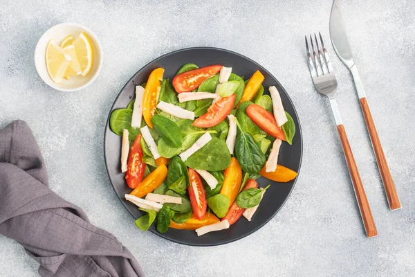 Salat Aus Gekochten Tintenfischen Frischen Tomaten Spinatblättern Köstliches Helles Diätgericht — Stockfoto