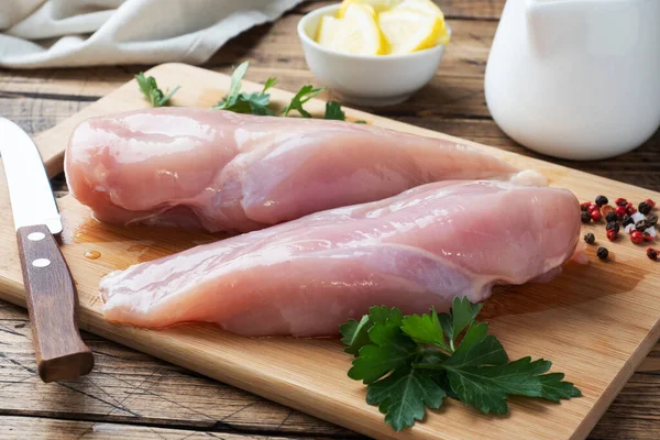 Filete Pechuga Pollo Crudo Una Tabla Cortar Madera Fondo Rústico —  Fotos de Stock