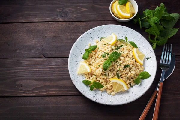 Bulgur Rebus Dengan Lemon Segar Dan Mint Atas Piring Sebuah — Stok Foto