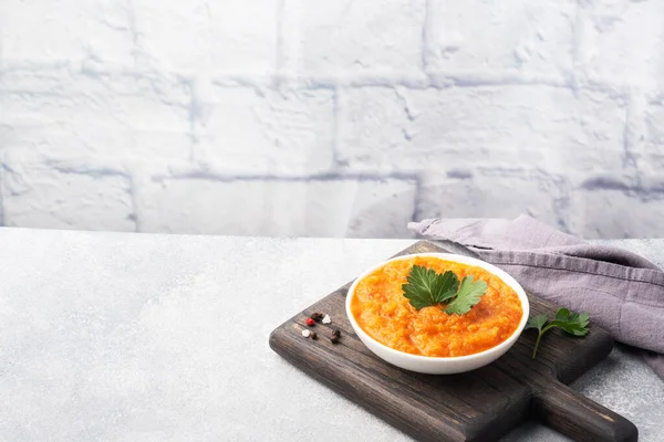 Hausgemachter Kaviar Aus Zucchini Tomaten Und Zwiebeln Einem Keramikteller Auf — Stockfoto