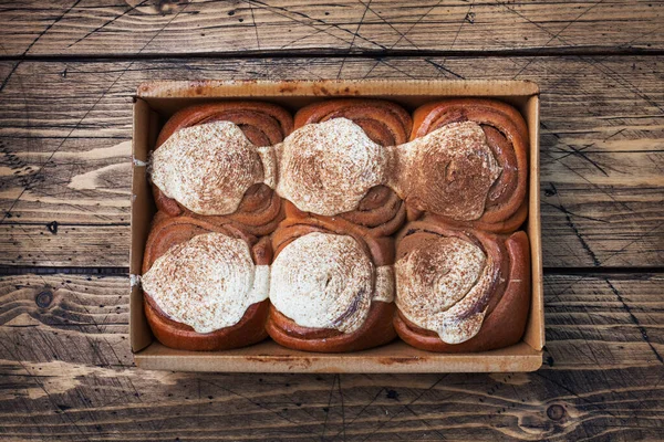 Kanelbulle Roti Cinnamon Dengan Buttercream Atas Meja Kayu Pedesaan Pastri — Stok Foto