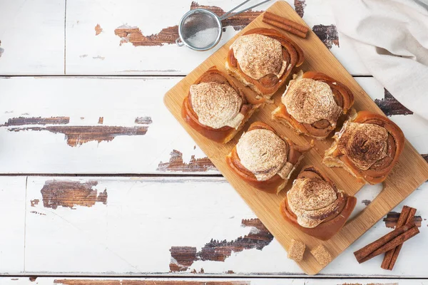 Kanelbulle Roti Cinnamon Dengan Buttercream Atas Meja Kayu Pedesaan Pastri — Stok Foto