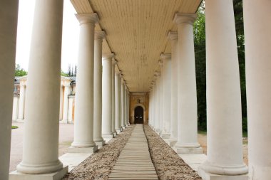 Sokak sütunlardaki ahşap döşeme