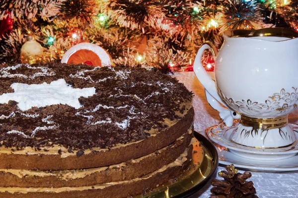 Торт, белая чашка, елка — стоковое фото