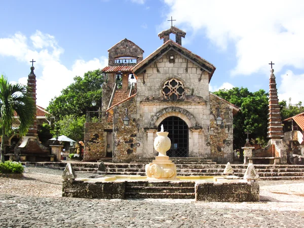 La Chiesa nel villaggio degli artisti, Repubblica Dominicana — Foto Stock