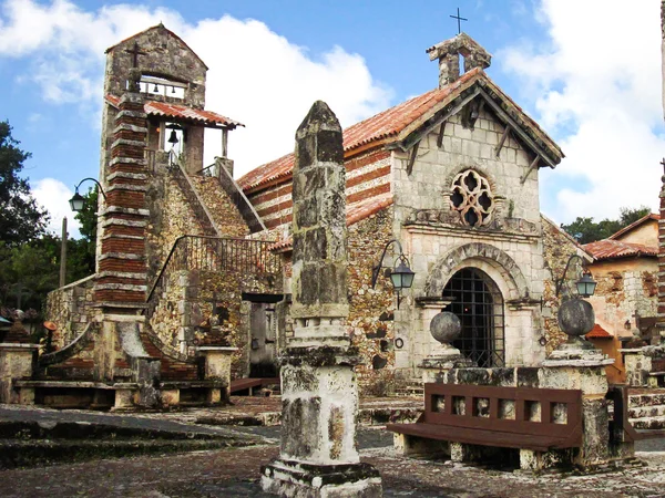 Iglesia de piedra en los artistas del pueblo —  Fotos de Stock