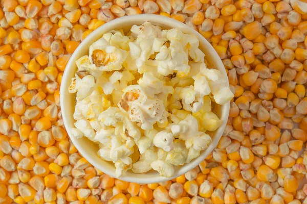 Готовий попкорн серед сушеної кукурудзи — стокове фото