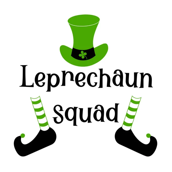 Mano citazione lettering squadra Leprechaun per st. Patricks giorno. Calligrafia vettoriale illustrazione isolata con trifoglio di trifoglio su cappello leprecauno e scarpe con calzini. Perfetto per maglietta, stampa, adesivo — Vettoriale Stock