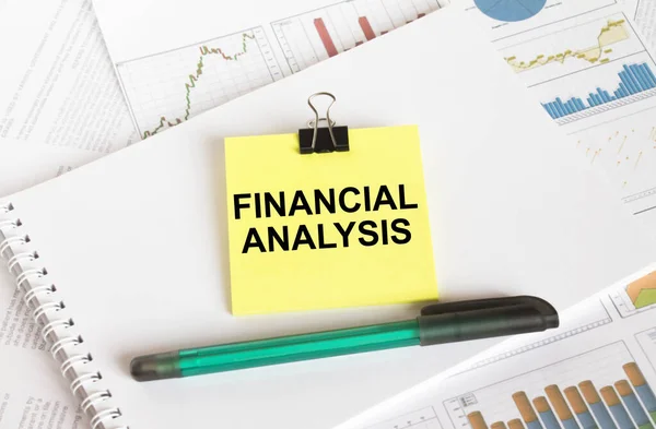 Yellow Sticker Text Financial Analysis Notepad Green Pen Financial Charts — Stock Photo, Image