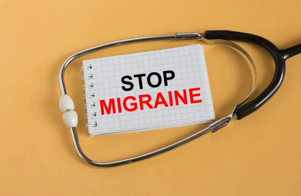 Yazılı Stop Migraine Turuncu Arka Planda Steteskop Ile Yatar Tıbbi — Stok fotoğraf