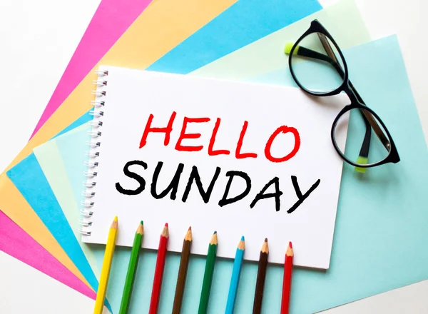 Zápisník Barevném Papíru Textem Hello Sunday Barevné Tužky Brýle Koncepční — Stock fotografie