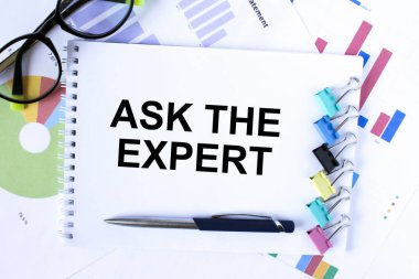 Üzerinde ataç ve kalem olan 