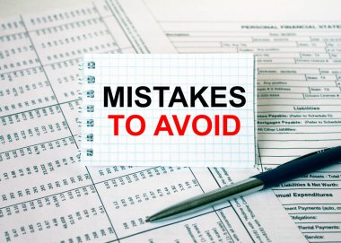 Finans masalarında kalemle yatmaktan kaçınmak için mesaj yazan bir not defteri. İş ve mali konsept