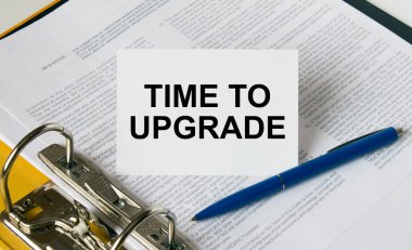 Belgeler ve mavi kalemle dolu bir klasördeki beyaz kartı güncelleme zamanı. İş konsepti