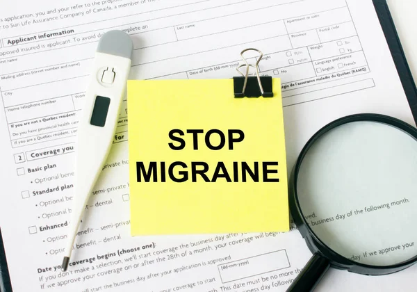 Migreni Durdur Yazısı Büyüteç Elektronik Termometrenin Yanındaki Sarı Etikete Yazılmıştır — Stok fotoğraf