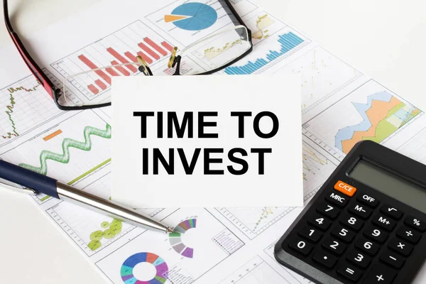 Белая Карточка Текстовым Time Invest Находится Финансовых Графиках Калькулятором Очками — стоковое фото