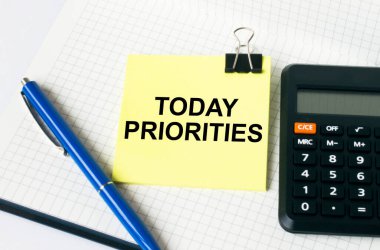 Mavi kalemli bir hesap makinesi ve üzerinde 