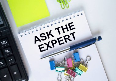 Üzerinde ataç ve kalem olan 