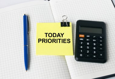 Mavi kalemli bir hesap makinesi ve üzerinde 