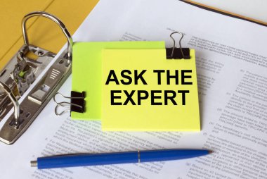 Belgeler ve mavi kalemle dolu bir klasörde bulunan sarı etiketi The Expert 'a sorun. İş konsepti