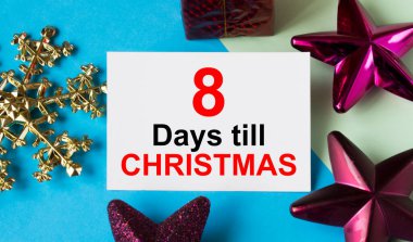 Noel 'e 8 gün kala içinde 8 günlük mesaj olan tebrik kartı olan Noel oyuncakları. Tebrikler için kullanılabilir.