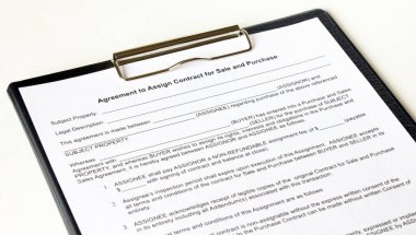 Dosya üzerindeki sözleşmeler beyaz bir arkaplanda. İş konsepti fotoğrafı