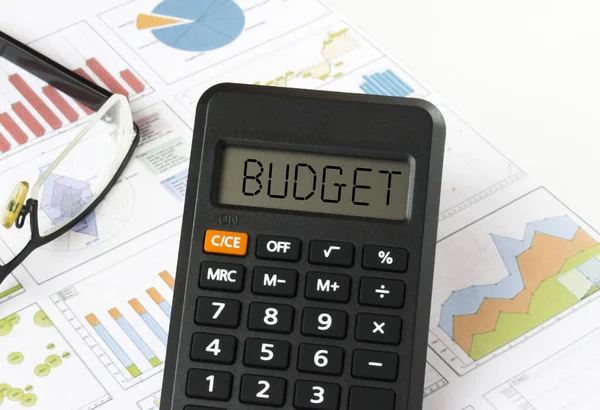 Calculadora Com Texto Tela Orçamento Está Nos Gráficos Financeiros Com — Fotografia de Stock