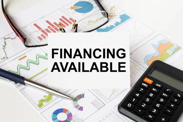Біла Картка Текстом Financial Available Лежить Фінансових Картах Калькулятором Окулярами — стокове фото