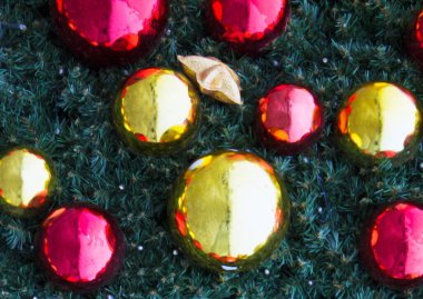 Noel ağacında altın ve hakem topları. Noel ve Yeni Yıl