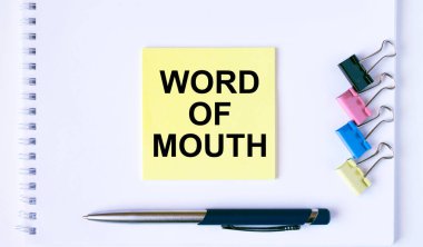 Beyaz bir not defterine ataç ve ataçla 