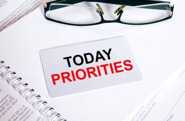 Not defterinde, gözlüklü ve metin belgeli bir kartvizitin üzerine 