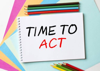 Metin Zamanı Harekete Geçme Notu renkli kalemlerle renkli kağıtların üzerinde. Konsept fotoğraf