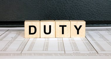 Mali tablolardaki tahta oyuncak bloklarıyla yapılmış bir söz görevi. İş konsepti