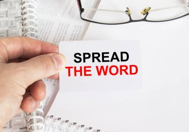 Adamın eli kartviziti tutuyor ve mesajı dağıtıyor. Gözlüklü ve metin belgeli not defteri. İş konsepti