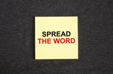 Koyu gri desenli arka planda sarı etiket. 