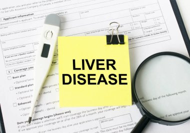 Metin Karaciğer Hastalığı, büyüteç ve elektronik termometrenin yanındaki sarı etikete yazılmıştır. Tıbbi konsept