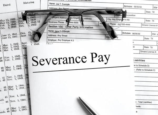 Severance Pay 안경과 테이블 — 스톡 사진