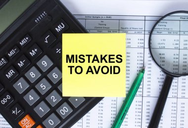 Hesap makinesinde yalan söylemekten kaçınmak için metin hataları yazan bir etiket. Finansal belgelerde yeşil kalemli büyüteç. İş ve mali konsept