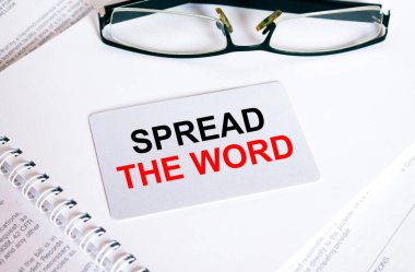 Not defterine, gözlük ve metin belgeleriyle birlikte bir kartvizitin üzerine 