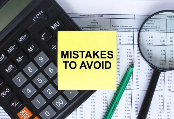 Hesap makinesinde yalan söylemekten kaçınmak için metin hataları yazan bir etiket. Finansal belgelerde yeşil kalemli büyüteç. İş ve mali konsept