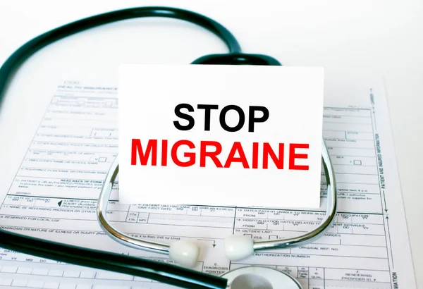 Steteskop Tıbbi Belgelerle Birlikte Beyaz Karttaki Migreni Durdur Mesajı Tıbbi — Stok fotoğraf
