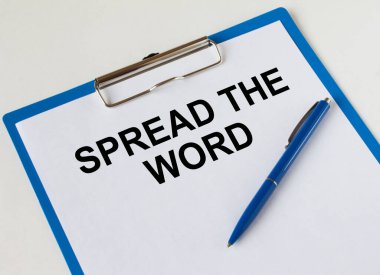 Metni olan pano Kelimeyi ve mavi kalemi yayın. İş konsepti.