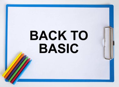 Renkli kalemler ve içinde 